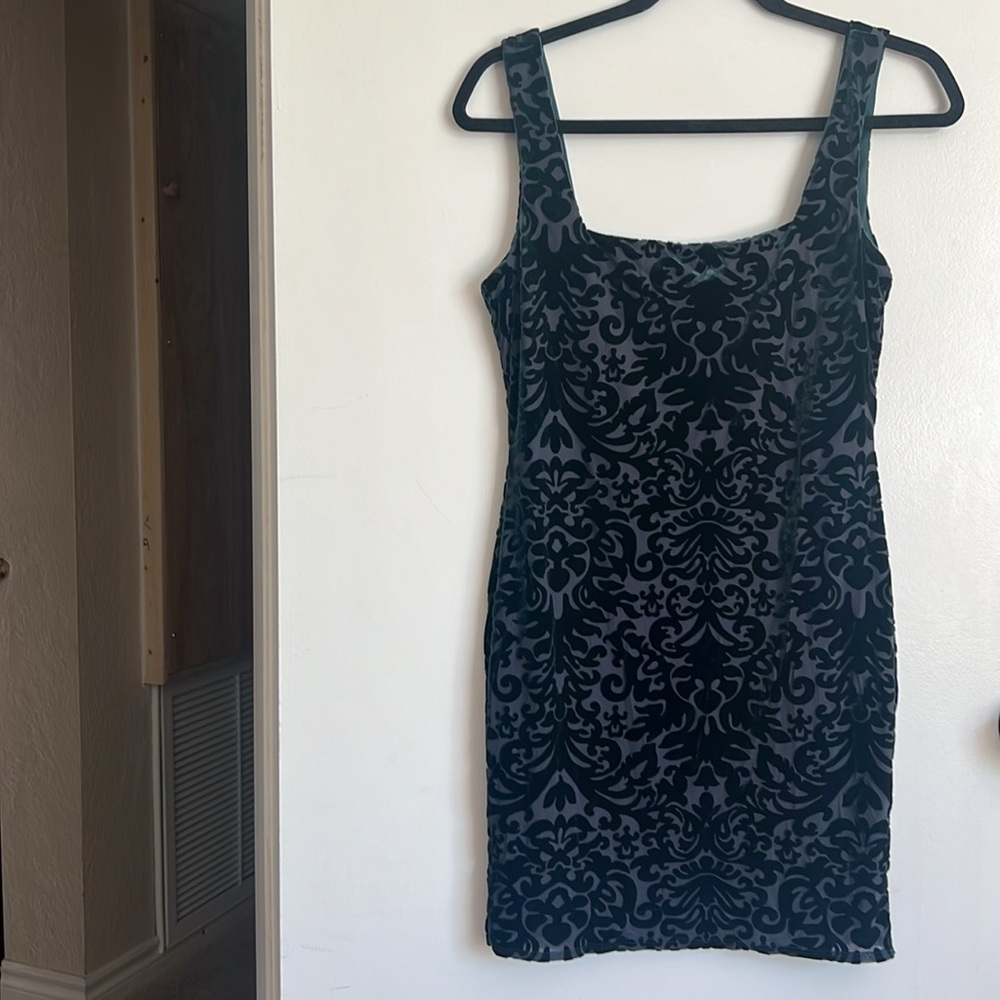 Emerald green, velvet patterned body con dress - Picture 2 of 9